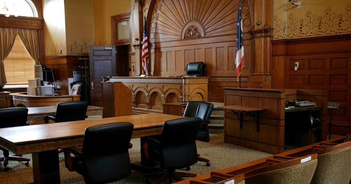 Protocolo en la sala del tribunal