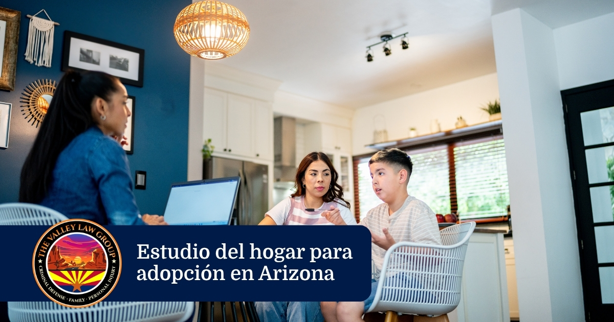 Estudio del hogar en Arizona para la adopción, en el que la familia adoptiva se reúne con un trabajador social durante el proceso de adopción.