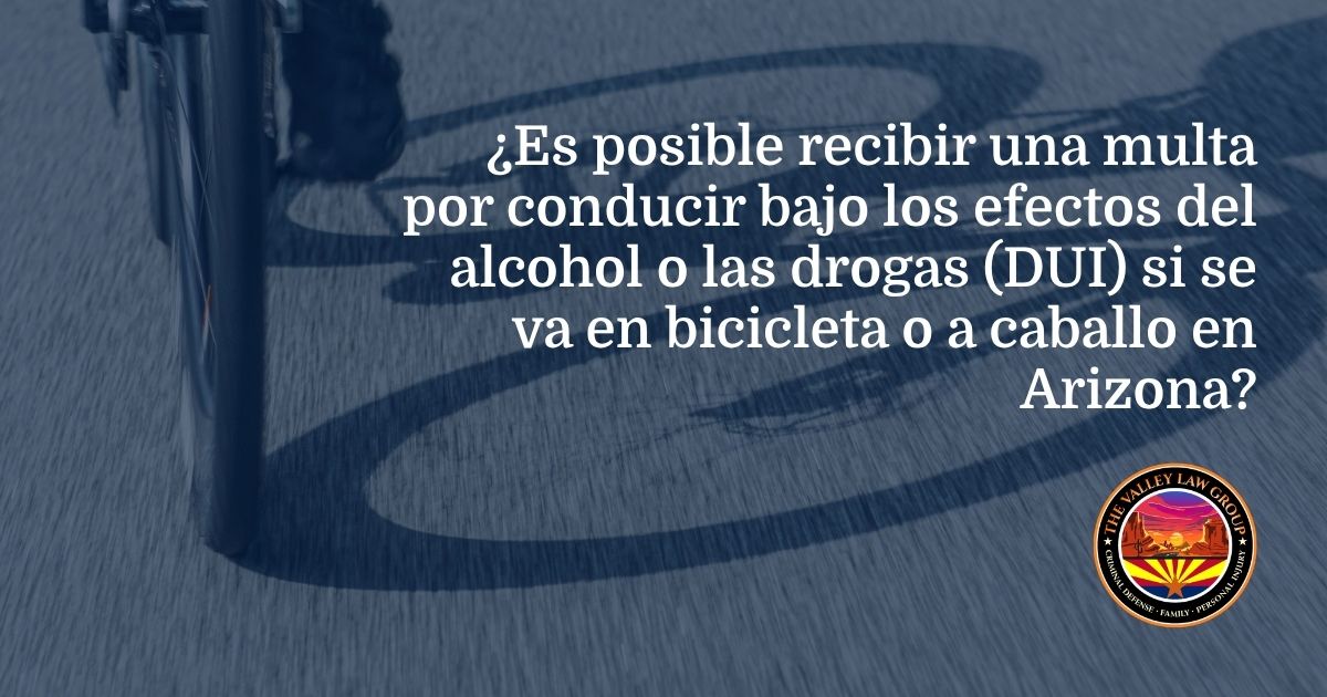 Ciclista circulando por una calle, en la que se destacan las normas de Arizona sobre la conducción bajo los efectos del alcohol para bicicletas, caballos y medios de transporte conducidos en estado de embriaguez.
