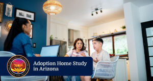 Estudio del hogar en Arizona para la adopción, en el que la familia adoptiva se reúne con un trabajador social durante el proceso de adopción.
