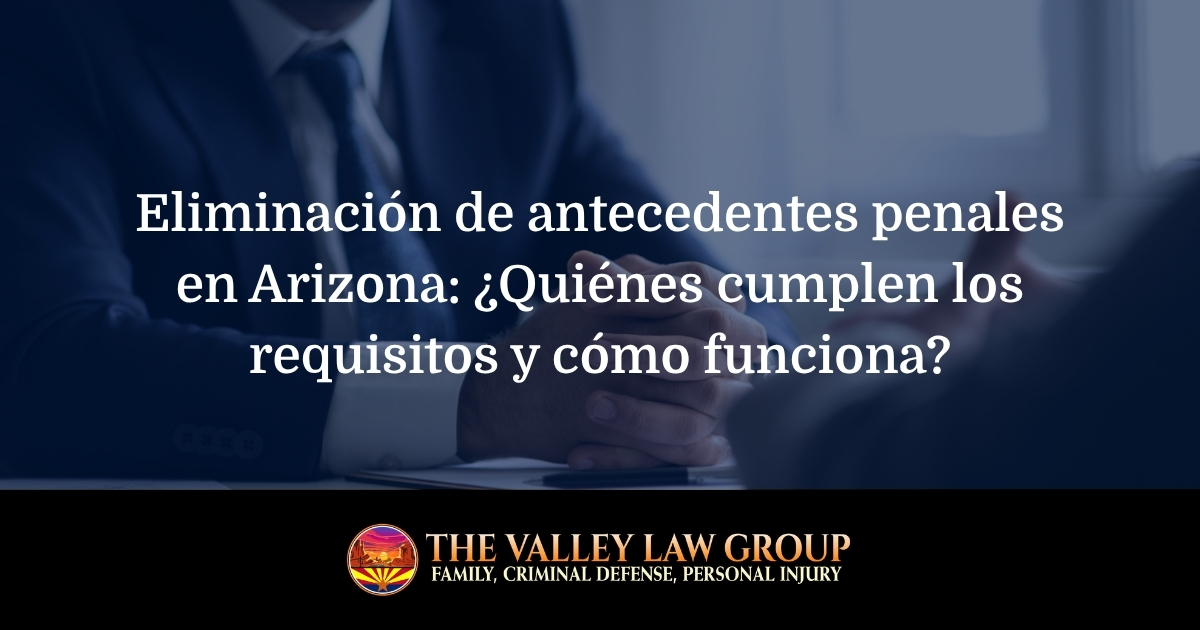Un abogado de Arizona habla con un cliente sobre las opciones para borrar los antecedentes penales