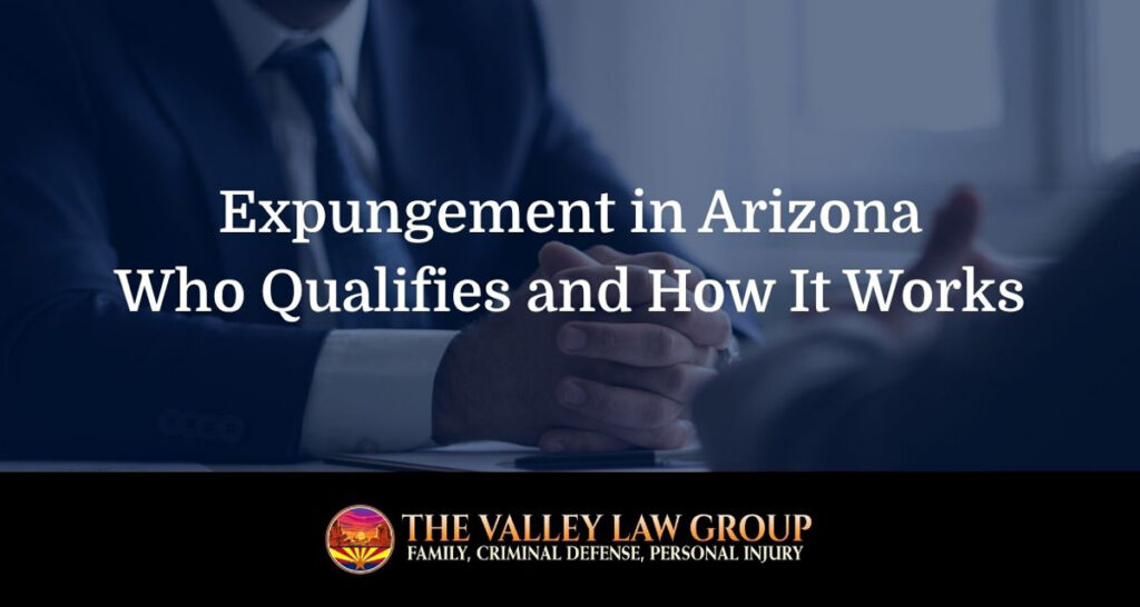 Un abogado de Arizona habla con un cliente sobre las opciones para borrar los antecedentes penales
